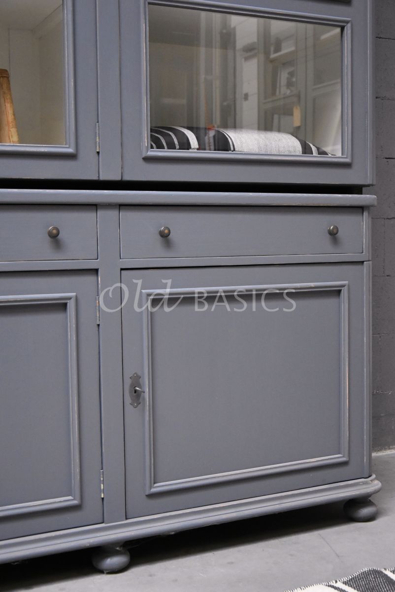 Detail van Vitrinekast Amiens, 3 deuren, RAL7015, grijs, blauw, materiaal hout